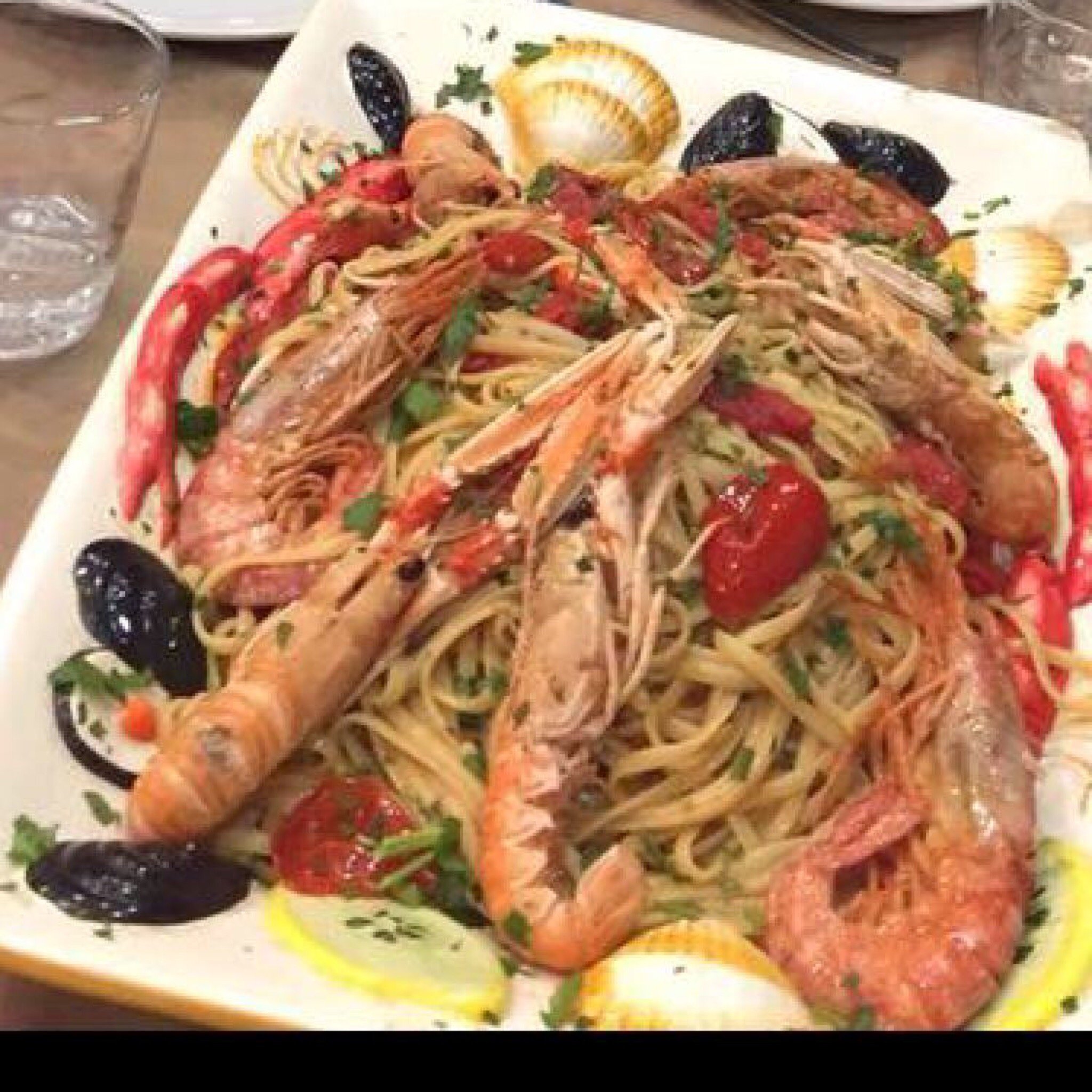Pasta ai frutti di mare con gamberi e cozze