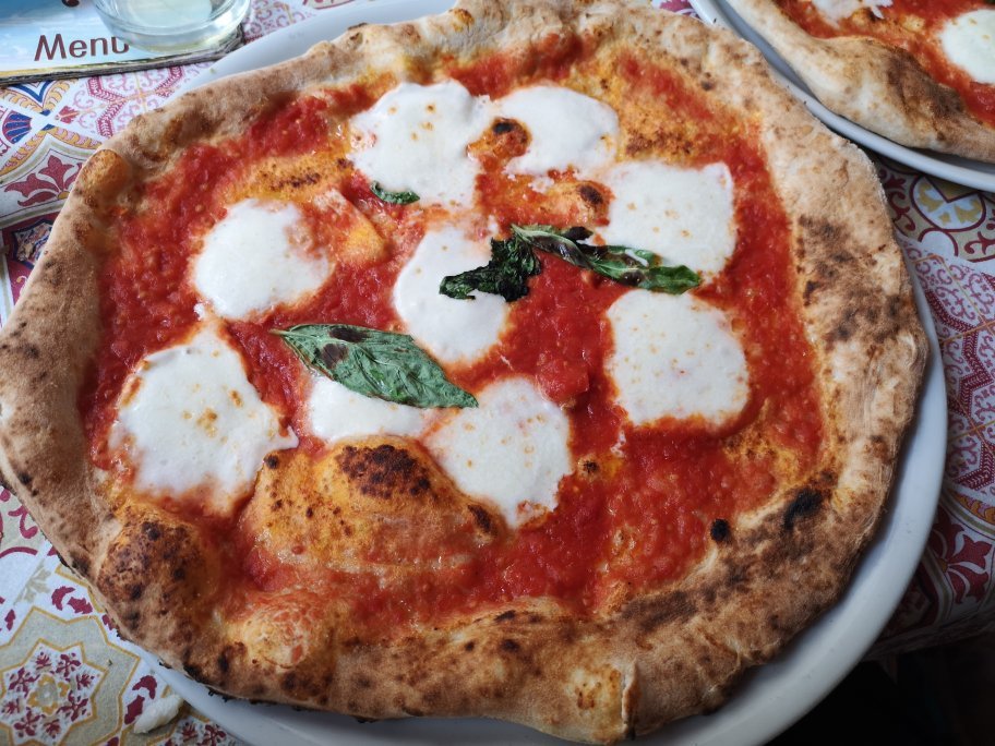 Pizza margherita napoletana