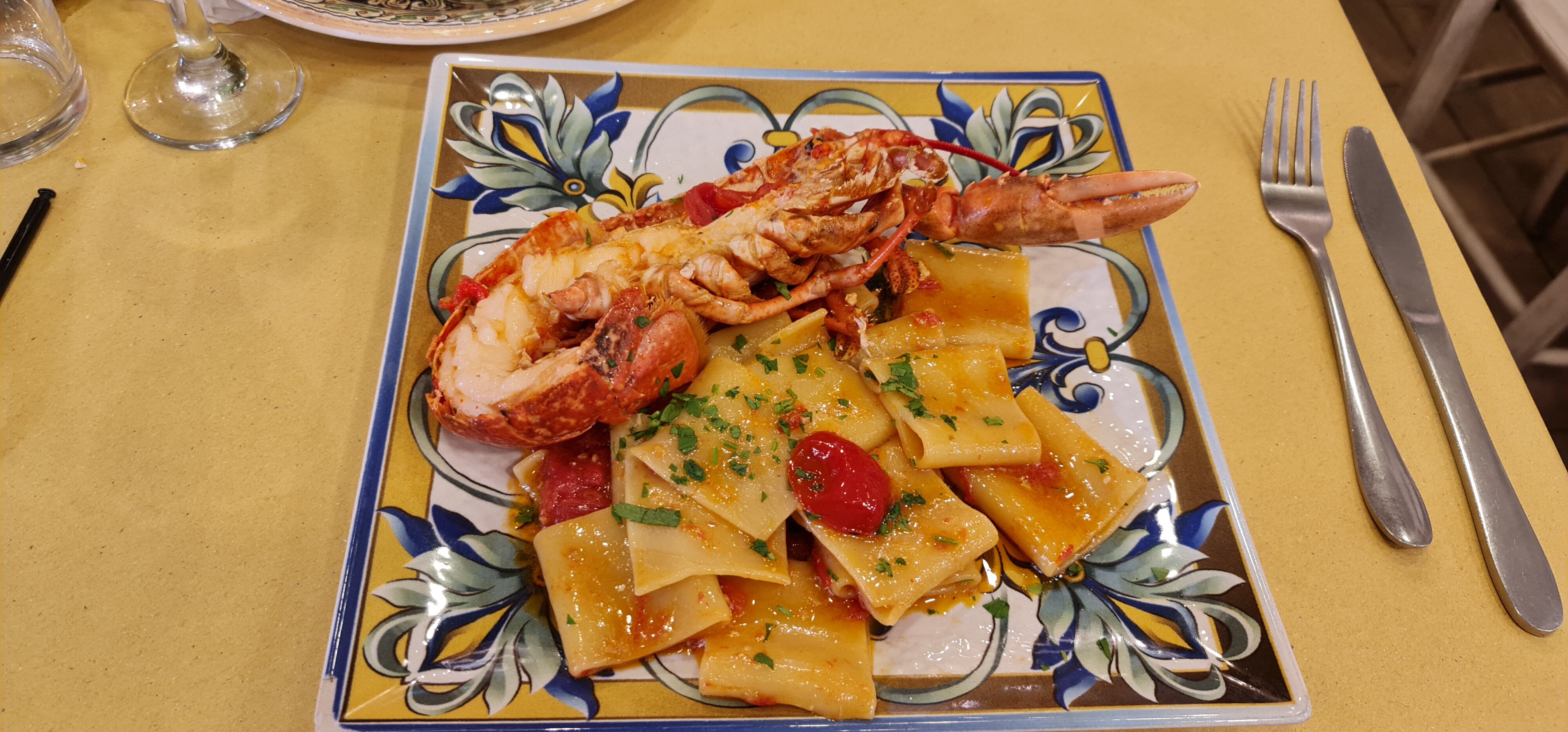 Pasta con sugo e gamberi