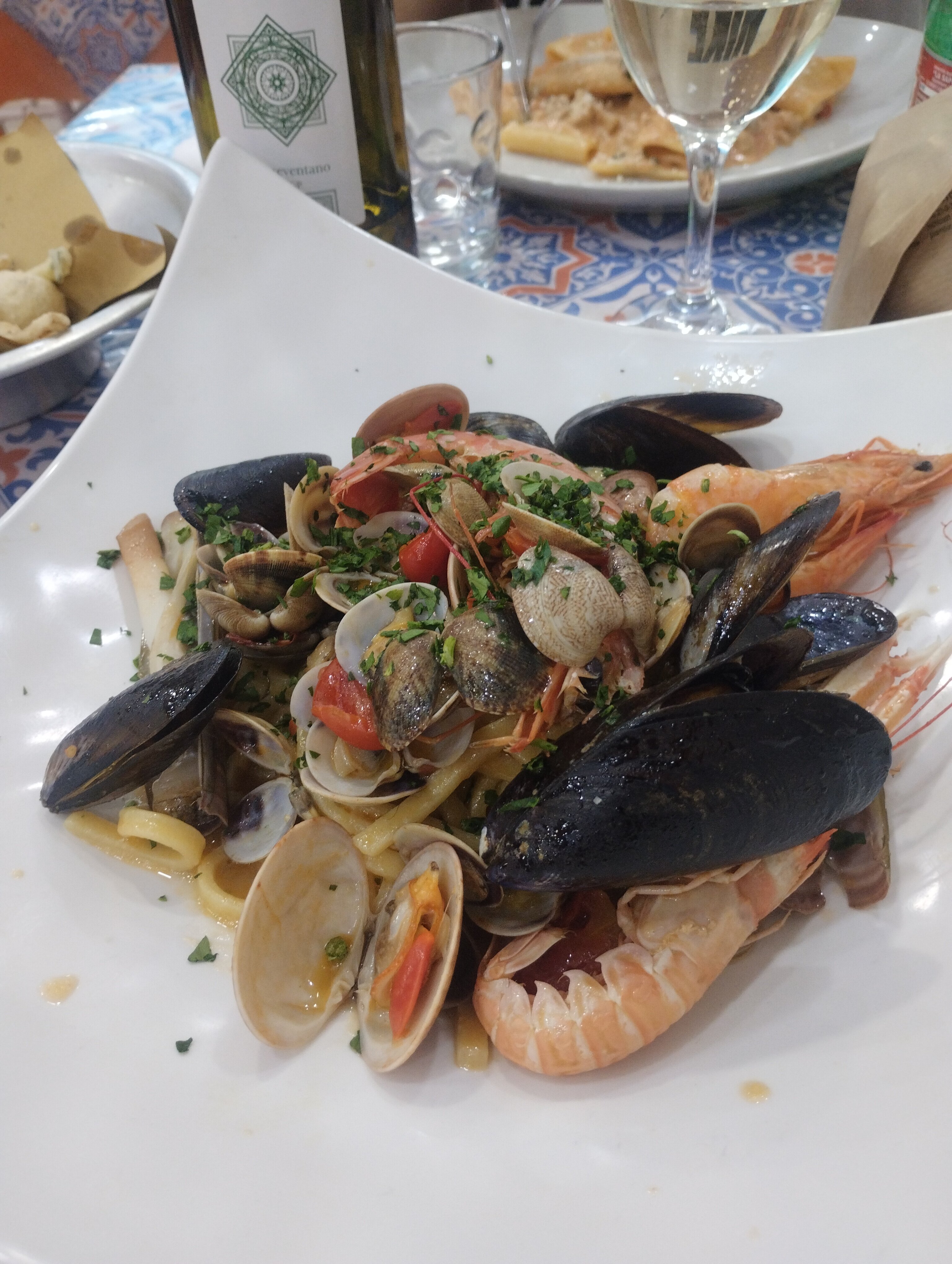 Piatto di mare con frutti di mare e crostacei