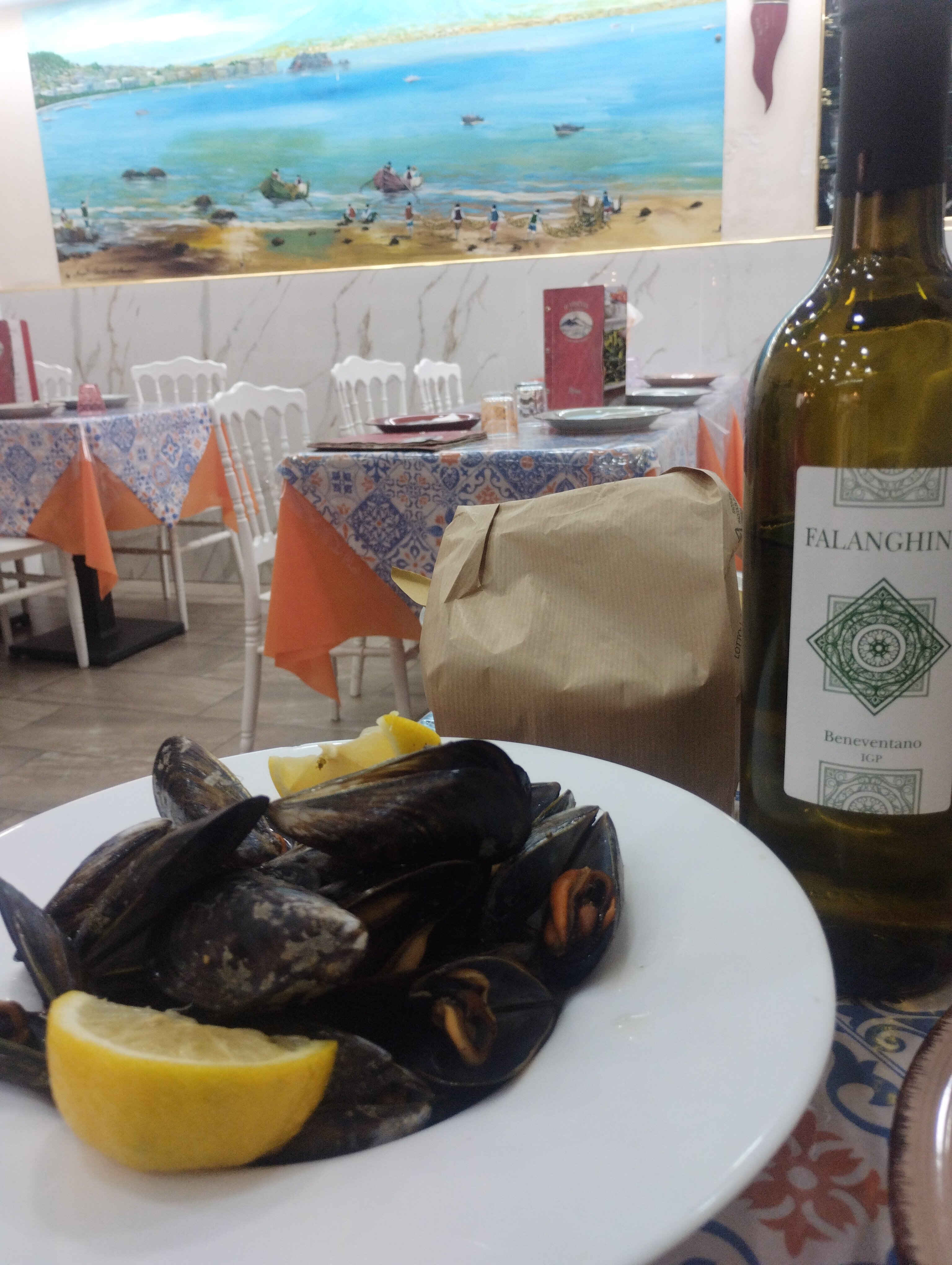 Cozze servite con limone e vino
