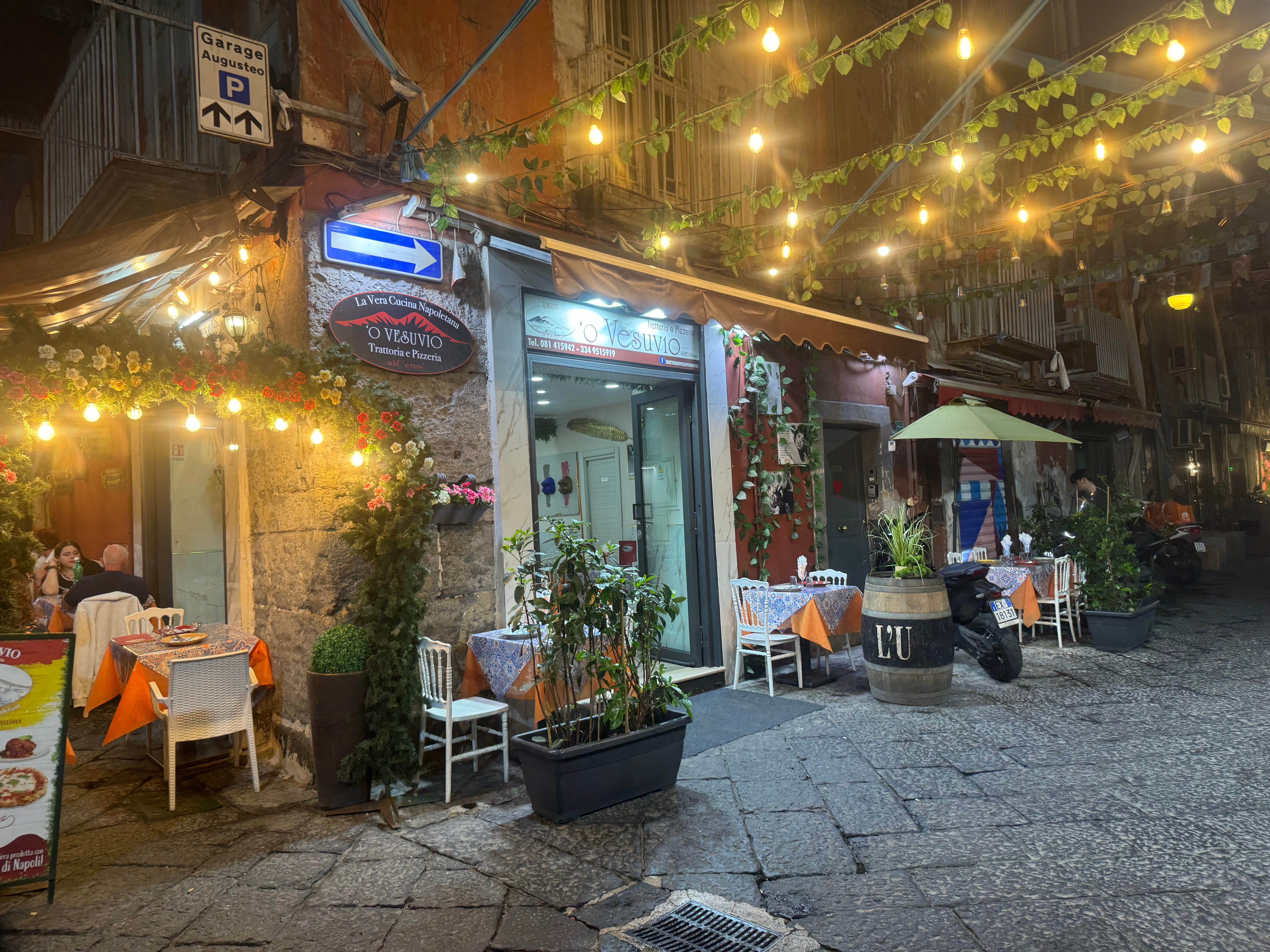 Esterno serale della Trattoria e Pizzeria 'O Vesuvio
